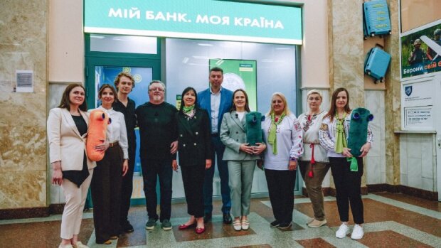 Тактильні елементи та шрифт Брайля у відділенні Ощадбанку
