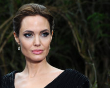 Анджелина Джоли показалась в Париже. Открытое платье подчеркнуло фигуру. Фото