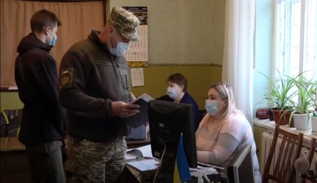 Постановка на военный учет. Фото: скриншот YouTube-видео