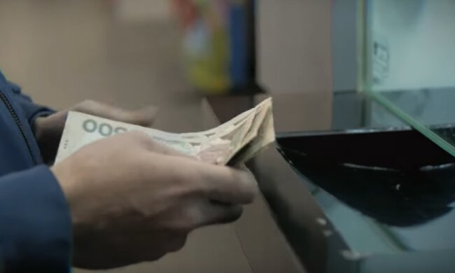 В Украине хотят компенсировать проезд льготников наличными. Фото: youtube