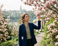 Київ весна магнолії квітучий парк телеведуча
