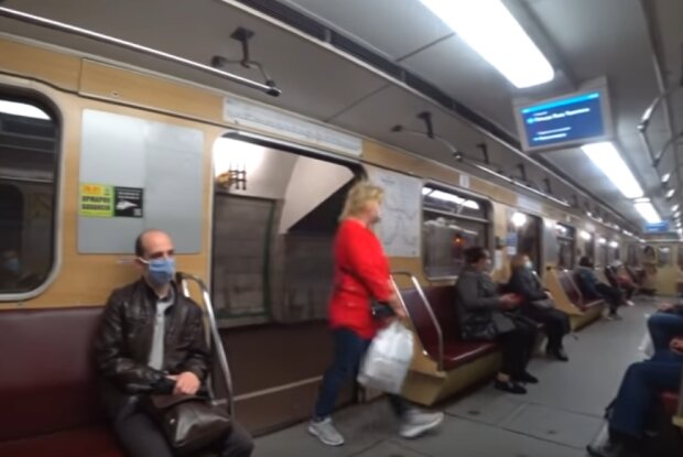 Пассажиры метрополитена. Фото: скрин YouTube