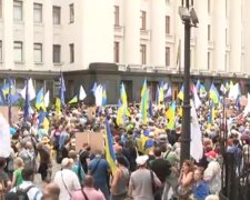 Под ОП люди Порошенко устроили митинг. Фото: скриншот YouTube