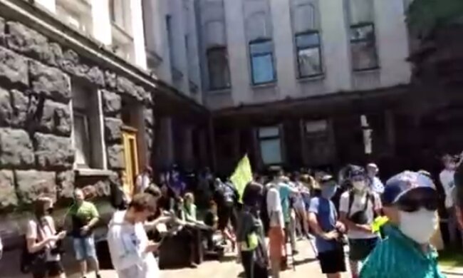 Акция в Киеве под зданием ОП. Фото: скриншот YouTube