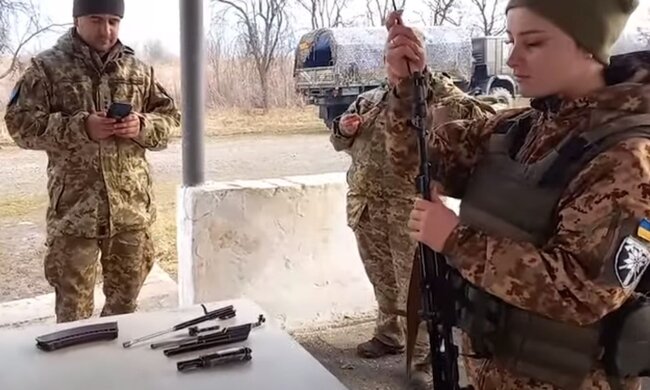 Женщина в ВСУ. Фото: скриншот YouTube-видео