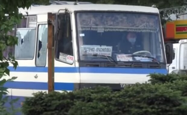 Автобус с заложниками в Луцке. Фото: скриншот YouTube.
