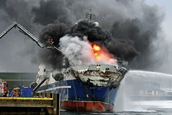Норвежские спасатели пытаются ликвидировать пожар на российском судне, фото: Обозреватель