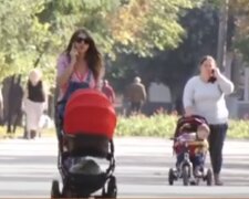Мами з дітьми на вулиці. Фото: скріншот YouTube-відео