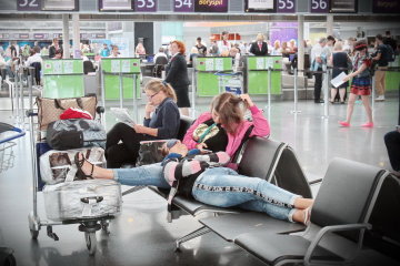 Издевательство над людьми: SkyUp задержала 19 курортных рейсов, тысячи голодных украинцев сидят на чемоданах