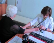 На приеме у врача. Фото: скриншот YouTube