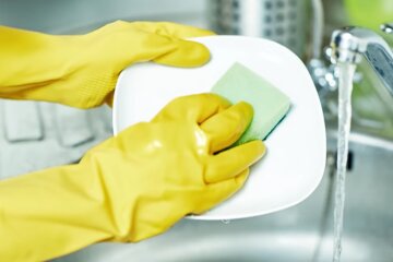 Миття посуду. Фото: YouTube