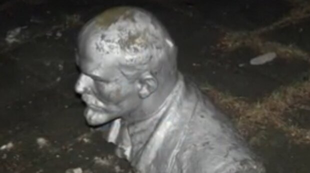 Памятник Ленину. Фото: скриншот YouTube