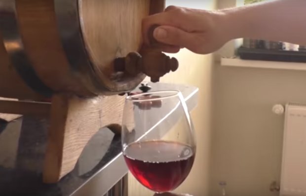 В Италии вино редкого сорта потекло из кранов. Фото: скриншот видео