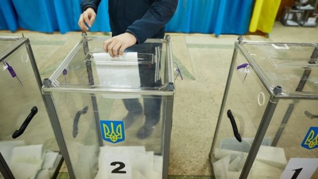 Лидеры парламентской гонки теряют в рейтингах: кому уходят голоса Вакарчука и Зеленского