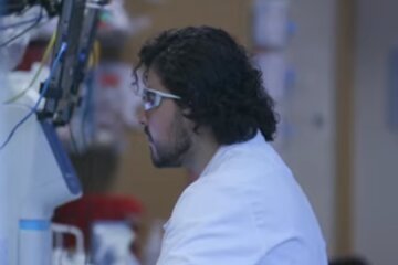 Ученые из США создали устройство для распознавания коронавируса в воздухе. Фото: скриншот YouTube