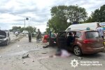 Повреждённые автомобили после столкновения с грузовиком возле кафе в селе Правдовка на Хмельнитчине