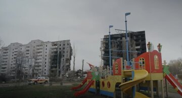 Зруйновані будинки у Бородянці. Фото: скріншот YouTube-відео