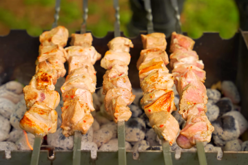 Как вкусно замариновать шашлык без минералки. Фото: YouTube