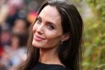 Анджелина Джоли прилетела на Канарские острова и штурмует местные лавки