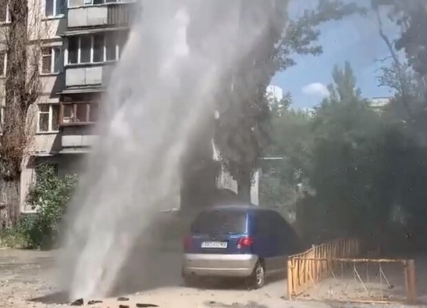 Плановое мытье домов: киевлян "порадовали" сразу два мощных фонтана – били прямо из-под земли (видео)