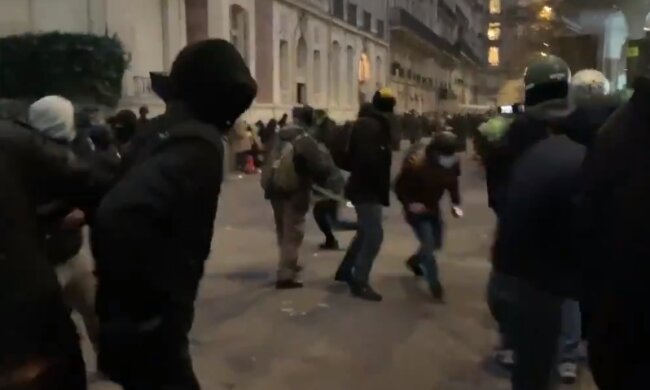 Акция протеста в Париже. Фото: YouTube, скрин