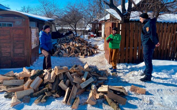 Деньги на дрова, уголь и газ: в ПФУ переписали суммы компенсаций – сколько будут давать украинцам на топливо