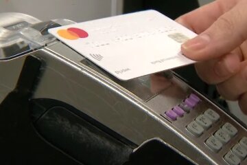 Банковская карта. Фото: YouTube, скрин