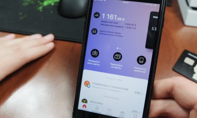 Monobank на смартфоні. Фото: скріншот YouTube-відео