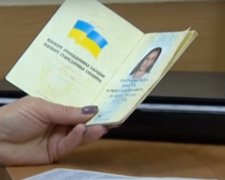Украинцы будут предоставлять паспорт во время покупок. Фото: Факты, скрин