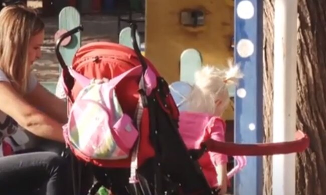Мама з дитиною. Фото: скріншот YouTube-відео