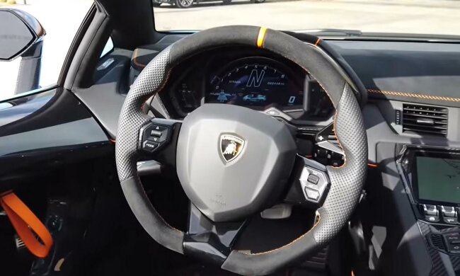 Lamborghini, салон. Фото: скрин youtube