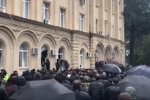 В Абхазии сотни протестующих взяли штурмом администрацию президента, скриншот YouTube