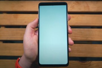 Смартфон. Фото: YouTube, скрин