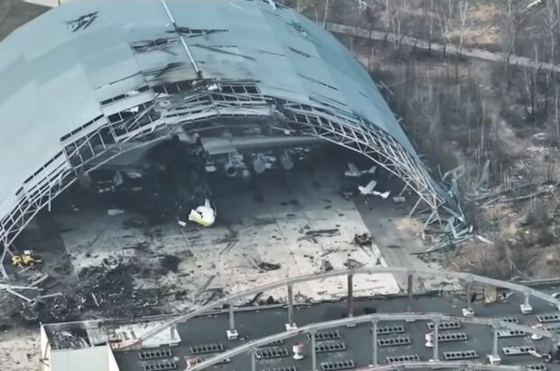 Розбитий аеродром в Гостомелі. Фото: скріншот YouTube-відео