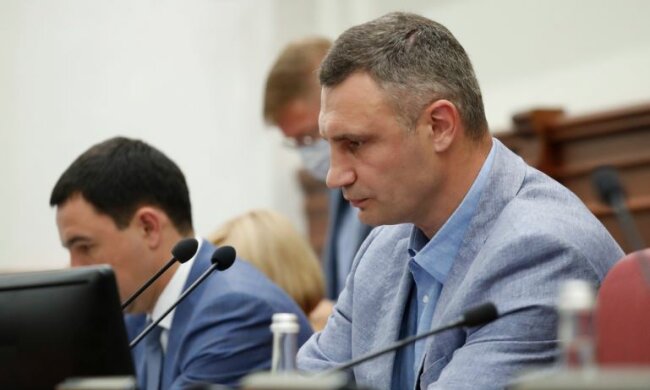 Кличко поломался после публичного конфуза: в руках - костыли, на ноге - фиксатор