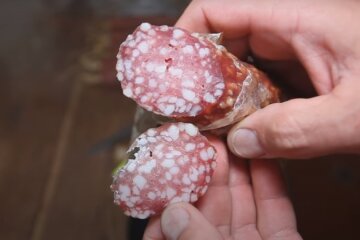 В Украине хотят декоммунизировать колбасу. Фото: YouTube, скрин