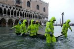 Люди в панике, вода просто смывает город с лица земли, власти объявили чрезвычайное положение