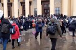 Эвакуация людей. Фото: скриншот YouTube-видео