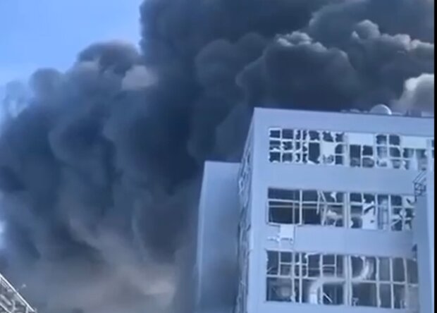 Пожар на заводе в Ростской области. Фото: видеоскрин ЦензорНЕТ