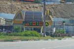 Велика черга автомобілів на автозаправній станції в окупованому Криму через обмеження продажу бензину