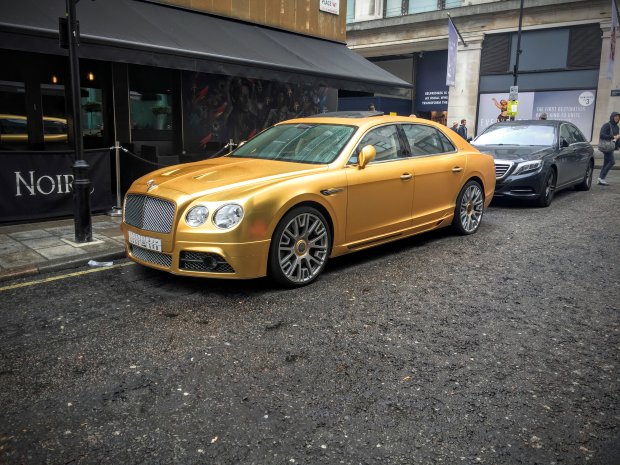 Украинцы прославились в Италии: приехали на золотом Bentley с киевскими номерами. Фото