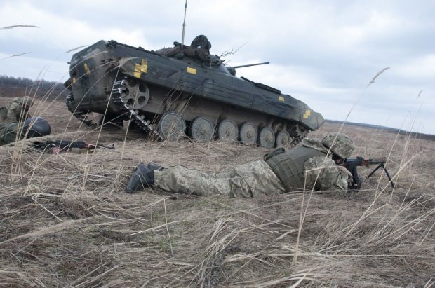 За прошедшие сутки были ранены трое украинских военнослужащих, фото: Униан