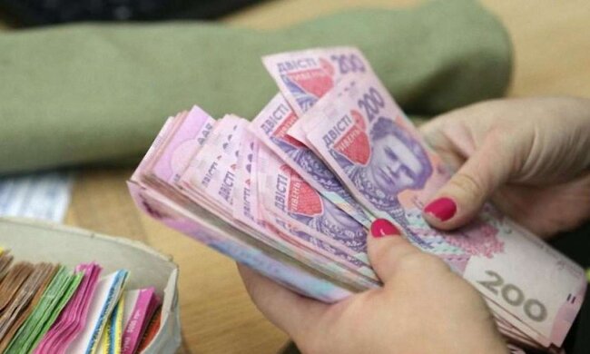 У Києві почали виплачувати людям нову допомогу. Фото: Стіна