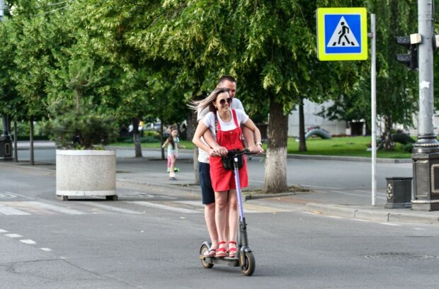 Українців на електросамокатах змусять вчити ПДР та здавати на права. Фото: ілюстративне з мережі