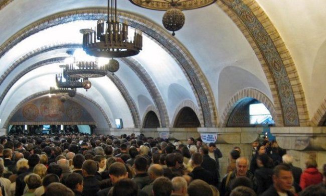 ЧП в киевском метро: тысячи пассажиров не смогли попасть на станции - оно все не работает