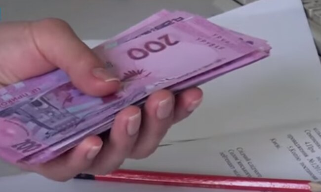 Купюри в 200 грн. Фото: скріншот YouTube-відео