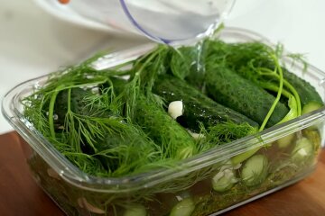 Найправильніша пропорція: рецепт дуже швидких і хрустких малосольних огірків – запишіть його