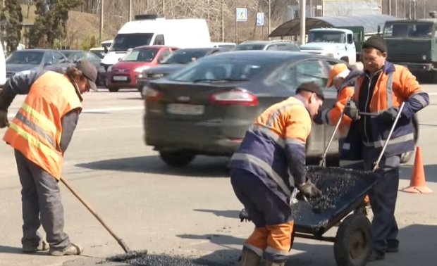 В Херсонской области дорожные работы возмутили водителей. Фото: YouTube