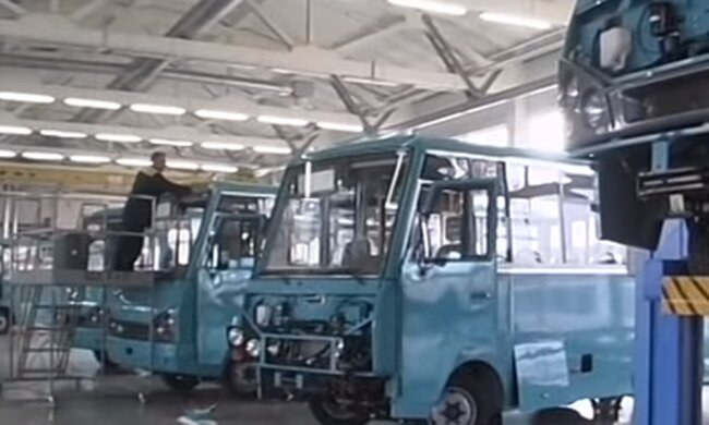 АвтоЗАЗ начал выпуск новой модели транспорта. Фото: скриншот YouTube