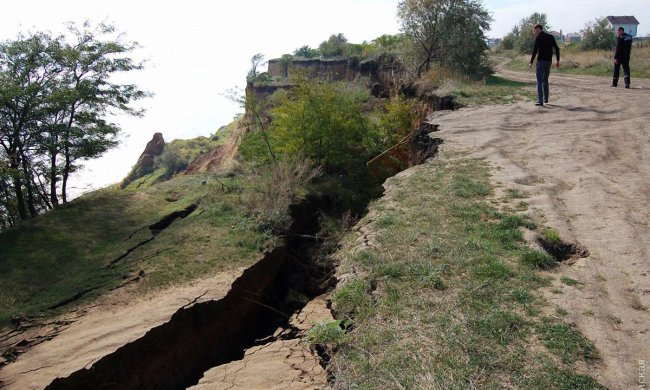 Под Одессой пляж оказался погребен под оползнем: украинцы молятся, чтобы под ним не оказалось людей (фото)